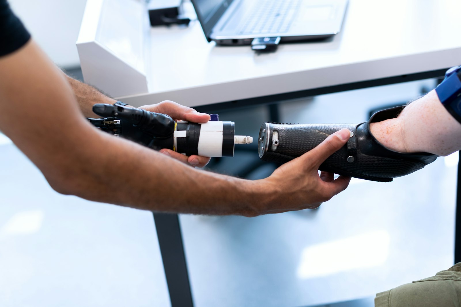 BioGrip capta US$670.000 para prótesis con IA, una cifra que solo confirman agregadores